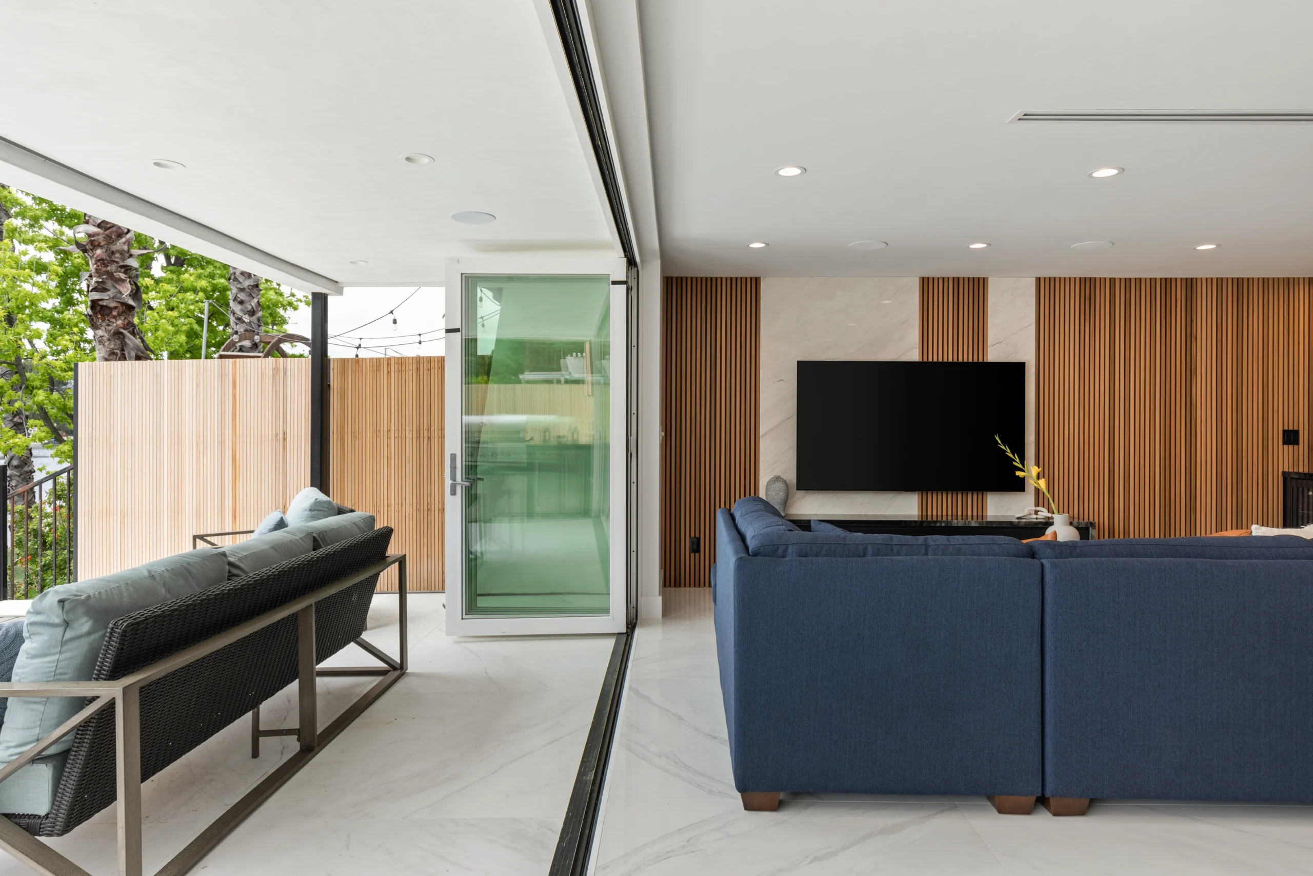 Covered Patio Living Room Tv Wall, Agoura Hills Interior Design, Interior Conception