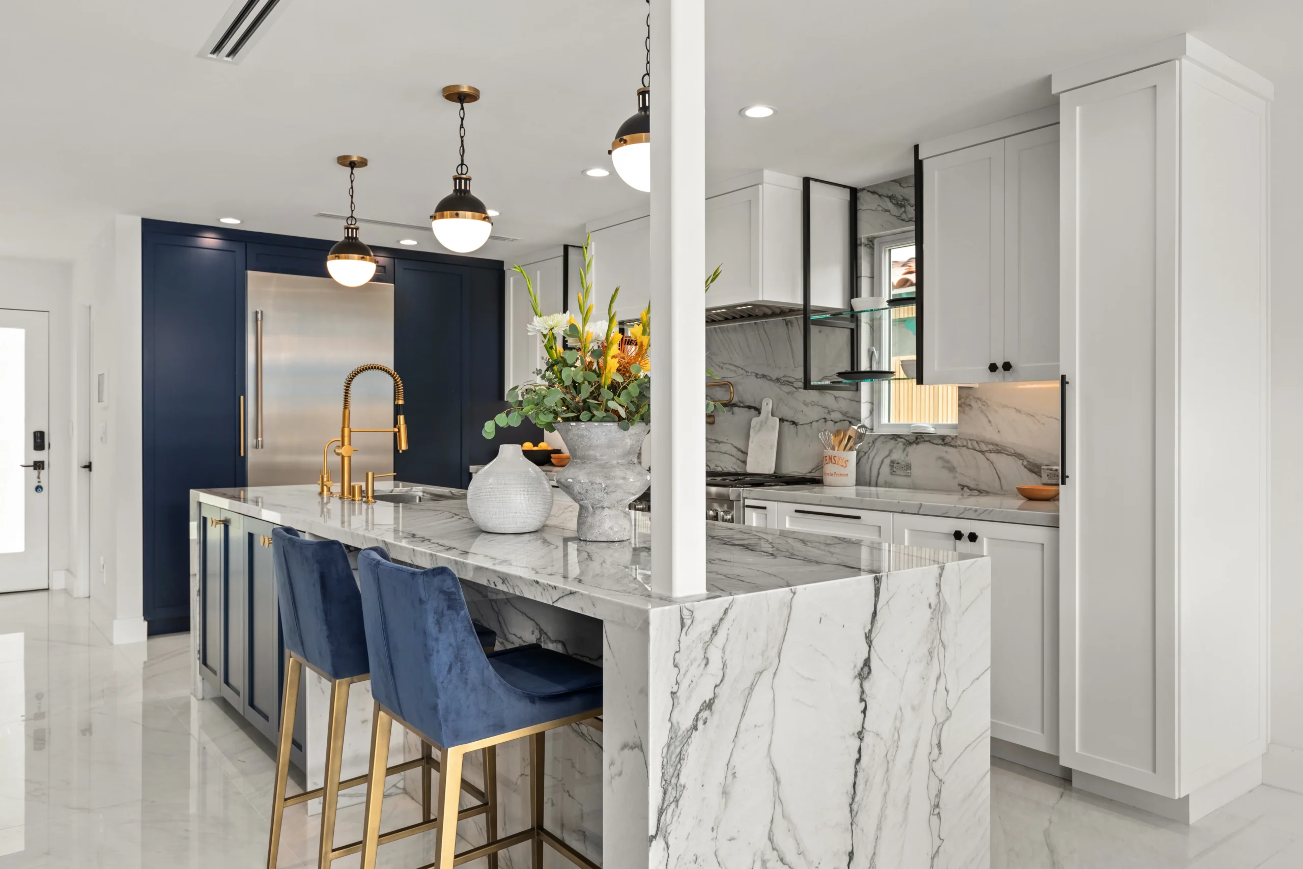 Kitchen Island Blue Barstools Pendant Lights, Agoura Hills Interior Design, Interior Conception