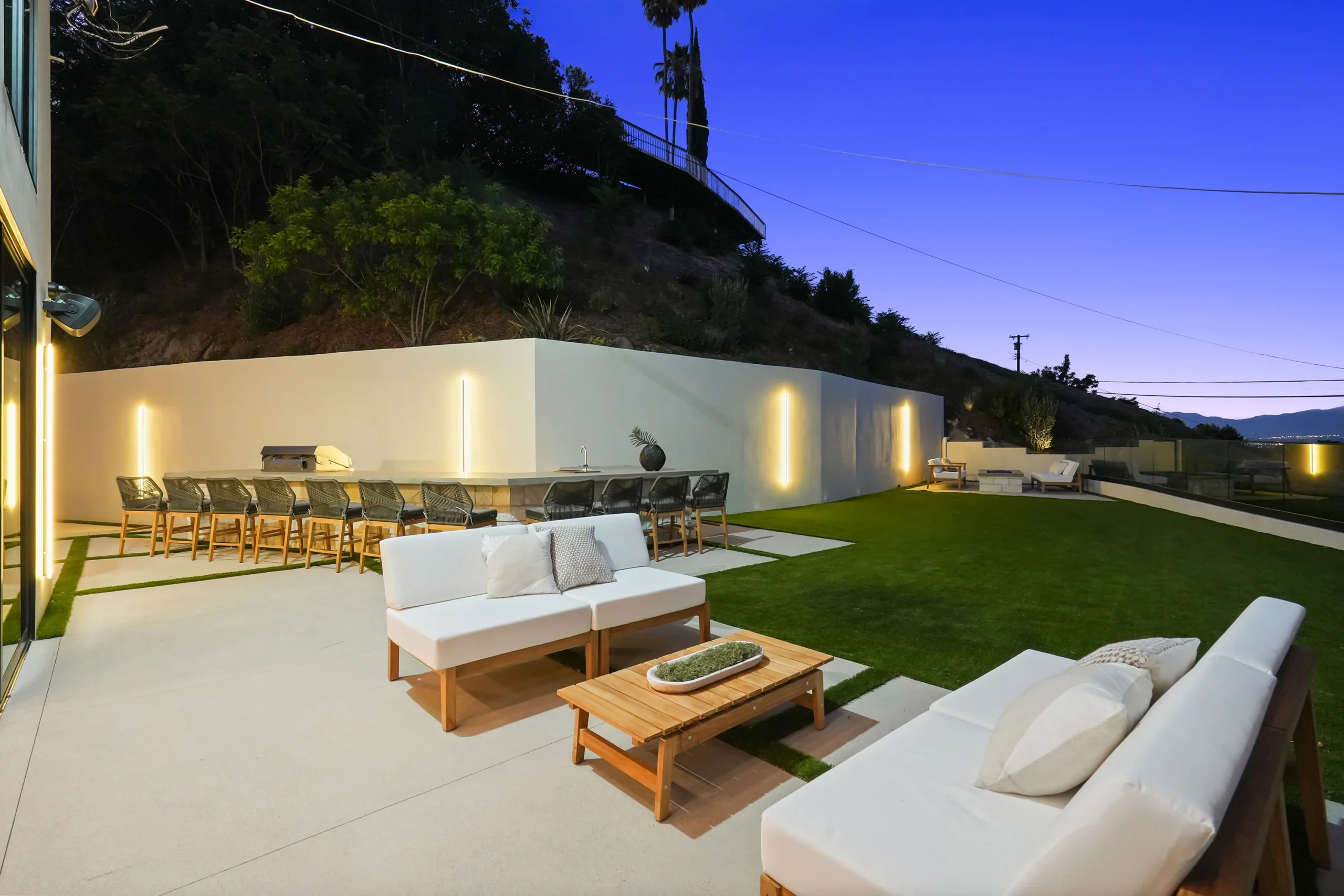 Backyard Lounge Retaining Wall Lighting, Encino Interior Design, Interior Conception
