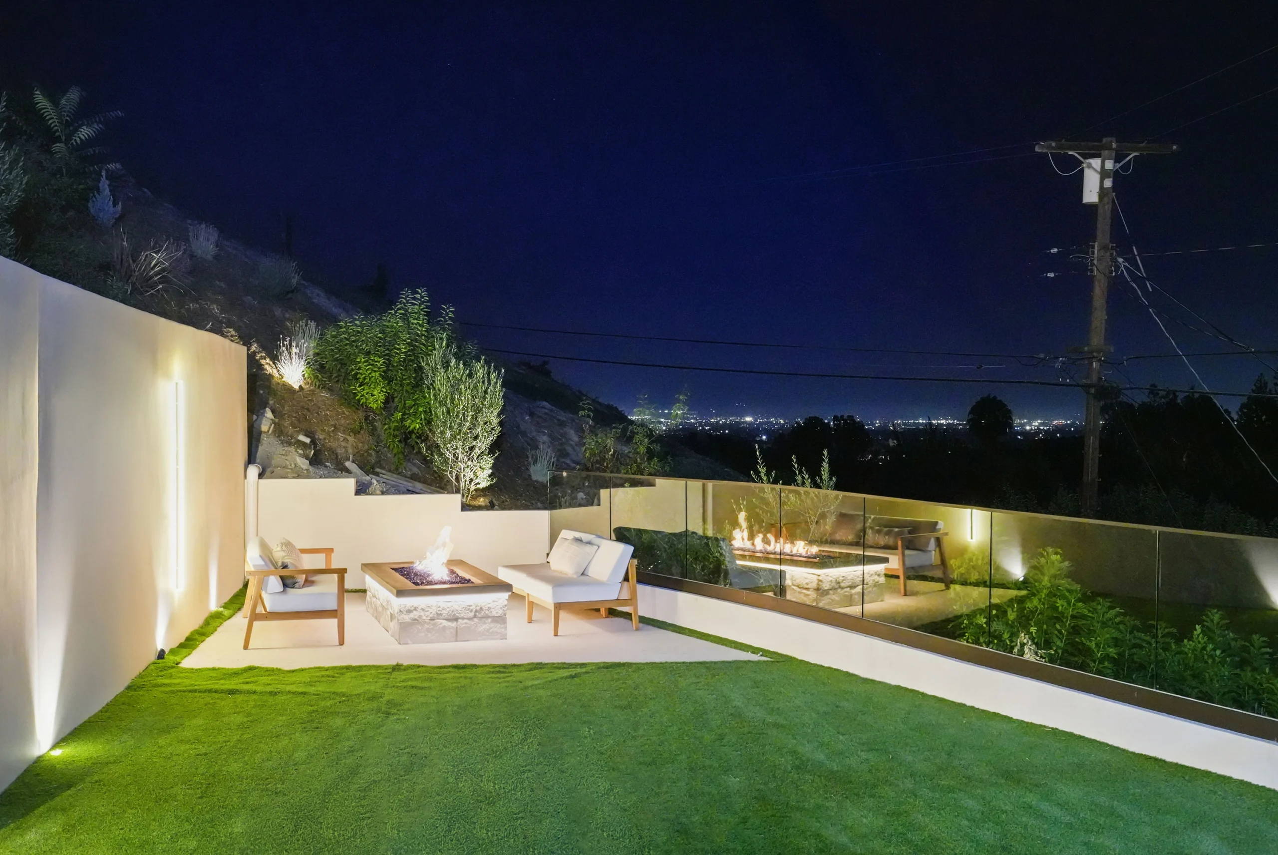 Backyard Turf Lawn Fire Pit Lounge, Encino Interior Design, Interior Conception