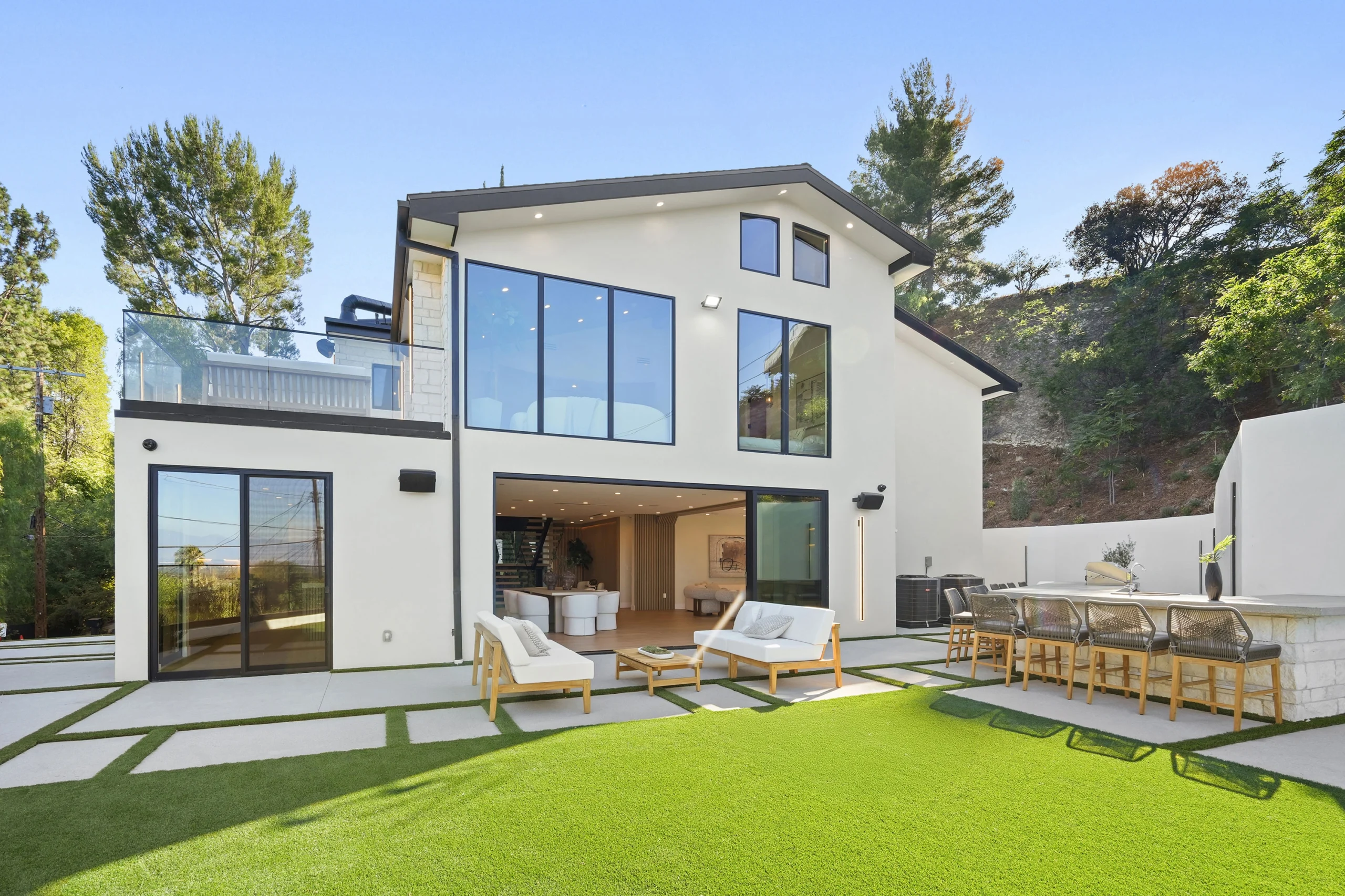 Backyard Turf Lawn Patio Hardscape, Encino Interior Design, Interior Conception