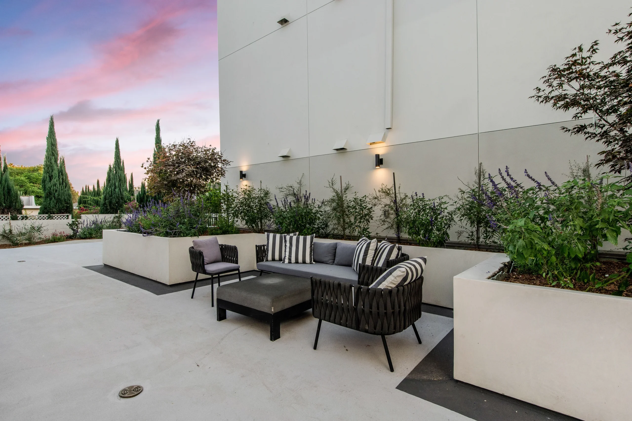Courtyard Lounge Planter Hardscape, Los Angeles Interior Design, Interior Conception