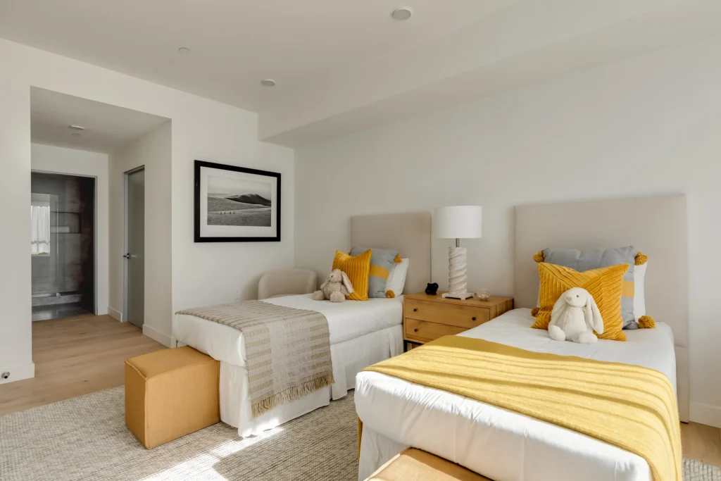 Twin Bedroom Yellow Accent Pillows, Los Angeles Interior Design, Interior Conception